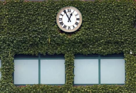 Wimbledon Championships 2014, AELTC,London, ITF Grand Slam Tennis Tournament, Uhr zwischen Efeu am Centre, Symbolfoto,Detail, Nahaufnahme,Querformat,