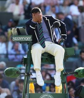 Wimbledon Championships 2014, AELTC,London, ITF Grand Slam Tennis Tournament, Stuhlschiedsrichter Mohamed Lahyani haelt Hand vor Gesicht,Ganzkörper,Hochformat,,Referee,Gestik,