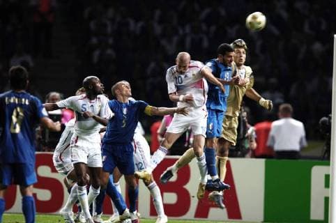 ZIDANE Zinedine Team_Frankreich und Torwart BUFFON Gianluigi FIFA_Fussball Weltmeisterschaften 2006 in Deutschland Fussball Finale Italien-Frankreich im Berliner Olympiastadion 