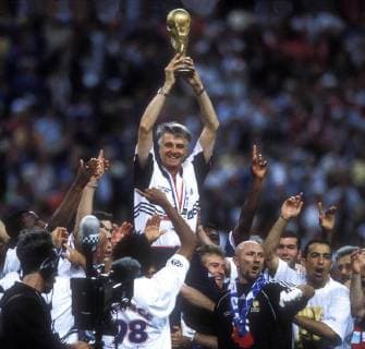 JACQUET Aime Trainer Team_Frankreich Weltmeister FIFA Fussball Weltmeisterschaften 1998 in Frankreich FINALE Frankreich_Brasilien Finalspiel Frankreich_Brasilien in Paris Stade de France Fussball Weltmeister Jubel 