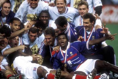 ZIDANE Zinedine Team_Frankreich Weltmeister mit WM_Pokal FIFA Fussball Weltmeisterschaften 1998 in Frankreich FINALE Frankreich_Brasilien Finalspiel Frankreich_Brasilien in Paris Stade de France Fussball Weltmeister Jubel 