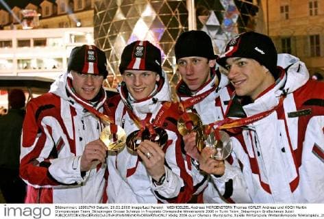 WIDHOELZEL Andreas MORGENSTERN Thomas KOFLER Andreas und KOCH Martin Olympiasieger Team_Skispringen Grosse Schanze in Pragelato Olympische Winterspiele 2006 in Turin Team_Skispringen Großschanze Jubel 