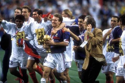 DESCHAMPS Didier und Zinedine ZIDANE Team_Frankreich Weltmeister mit WM_Pokal FIFA Fussball Weltmeisterschaften 1998 in Frankreich FINALE Frankreich_Brasilien Finalspiel Frankreich_Brasilien in Paris Stade de France Fussball Weltmeister Jubel 