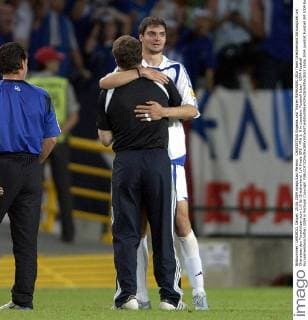 CHARISTEAS Angelos und Trainer REHHAGEL Otto Team Griechenland Schlussjubel um Charisteas den Torschützen zum 1:0 für Griechenland. 1 4 Finale GRE - FRA 1: 0 in Lissabon. Fussball Jubel . UEFA Fussball Europameisterschaften 2004 in Portugal Copyright 