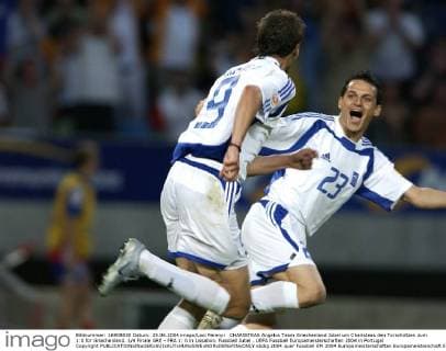 CHARISTEAS Angelos Team Griechenland Jubel um Charisteas den Torschützen zum 1:0 für Griechenland. 1 4 Finale GRE - FRA 1: 0 in Lissabon. Fussball Jubel . UEFA Fussball Europameisterschaften 2004 in Portugal Copyright 