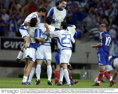 CHARISTEAS Angelos Team Griechenland Schlussjubel um Charisteas den Torschützen zum 1:0 für Griechenland. 1 4 Finale GRE - FRA 1: 0 in Lissabon. Fussball Jubel . UEFA Fussball Europameisterschaften 2004 in Portugal Copyright 
