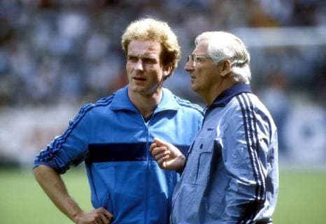 RUMMENIGGE Karl Heinz und DERWALL Jupp Trainer Team_Deutschland Spiel Deutschland_Österreich FIFA Fussball Weltmeisterschaften 1982 in Spanien Fussball mit Jupp Derwall 
