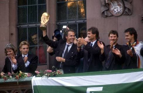 Franz Beckenbauer , Team Chef der Fußball National Mannschaft bei der WM in Italien mit WM Pokal - Feature nach Gewinn der Fußball Weltmeisterschaft 1990 - ( li: Thomas Hässler , re: Raimond Aumann )