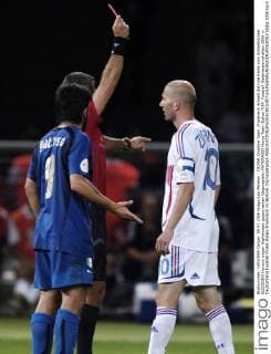 ZIDANE Zinedine Team_Frankreich erhaelt die rote Karte vom Schiedsrichter ELIZONDO Horacio wegen Kopfstosses gegen seinen Gegenspieler MATERAZZI Marco Team Italien FIFA_Fussball Weltmeisterschaften 2006 in Deutschland Fussball Finale Italien-Frankreich im Berliner Olympiastadion 
