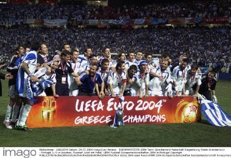 EUROPAMEISTER 2004 Team Griechenland Manschaft Siegeehrung Finale Griechenland - Portugal 1: 0 in Lissabon. Fussball Jubel mit Pokal. UEFA Fussball Europameisterschaften 2004 in Portugal Copyright 