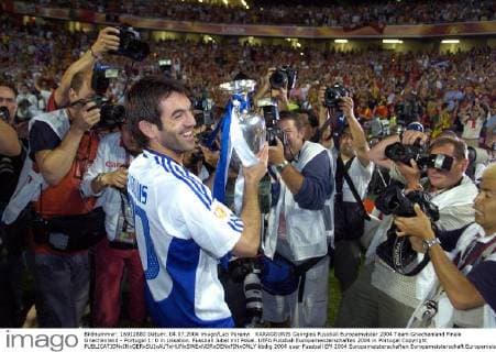 KARAGOUNIS Georgios Fussball Europameister 2004 Team Griechenland Finale Griechenland - Portugal 1: 0 in Lissabon. Fussball Jubel mit Pokal. UEFA Fussball Europameisterschaften 2004 in Portugal Copyright 