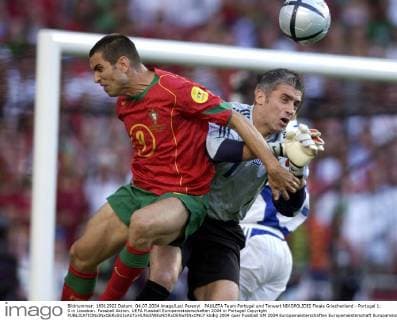 PAULETA Team Portugal und Torwart NIKOPOLIDIS Finale Griechenland - Portugal 1: 0 in Lissabon. Fussball Aktion. UEFA Fussball Europameisterschaften 2004 in Portugal Copyright 