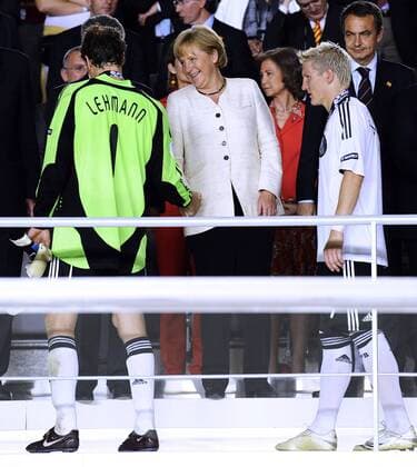 LEHMANN Jens und SCHWEINSTEIGER Bastian und Bundeskanzlerin Angela Merkel bei der Siegeehrung UEFA Fussball Europameisterschaften 2008 in der Schweiz und Oesterreich. Finale in Wien im Ernst Happel Stadion Deutschland-Spanien 0:1 