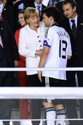 BALLACK Michael Team Deutschland und Bundeskanzlerin Angela Merkel bei der Siegeehrung UEFA Fussball Europameisterschaften 2008 in der Schweiz und Oesterreich. Finale in Wien im Ernst Happel Stadion Deutschland-Spanien 0:1 