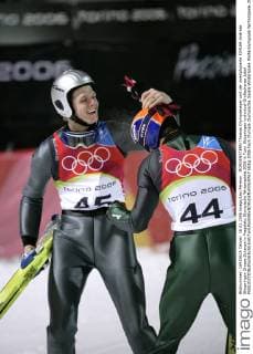 MORGENSTERN Thomas Olympiasieger und der zweitplazierte KOFLER Andreas Skispringen Grosse Schanze in Pragelato Olympische Winterspiele 2006 in Turin Skispringen individual Großschanze Jubel 