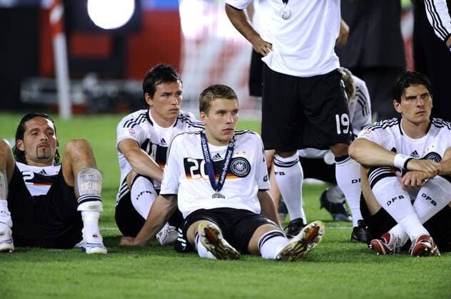 PODOLSKI Lukas Team Deutschland niedergeschlagen nach dem Finale UEFA Fussball Europameisterschaften 2008 in der Schweiz und Oesterreich Finale in Wien im Ernst Happel Stadion Deutschland-Spanien 0:1 