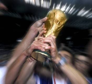 BLANC Laurent Team_Frankreich Weltmeister mit WM_Pokal FIFA Fussball Weltmeisterschaften 1998 in Frankreich FINALE Frankreich_Brasilien Finalspiel Frankreich_Brasilien in Paris Stade de France Fussball Weltmeister Jubel 