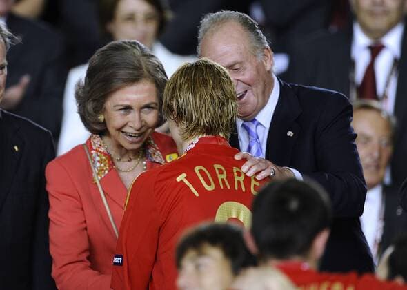TORRES Fernando rechts mit Koenig Juan Carlos und der Koenigin Team Spanien bei der Siegeehrung mit dem Europameisterschafts Pokal 2008 UEFA Fussball Europameisterschaften 2008 in der Schweiz und Oesterreich. Finale in Wien im Ernst Happel Stadion Deutschland-Spanien 0:1 