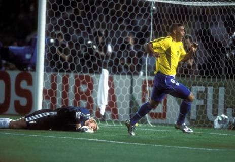 KAHN Oliver Torwart Team_Deutschland und RONALDO FIFA Fussball Weltmeisterschaften 2002 in JAPAN_KOREA FINALE Finalspiel Deutschland_Brasilien in Tokyo Stadion Yokohama Fussball Finale Tor 