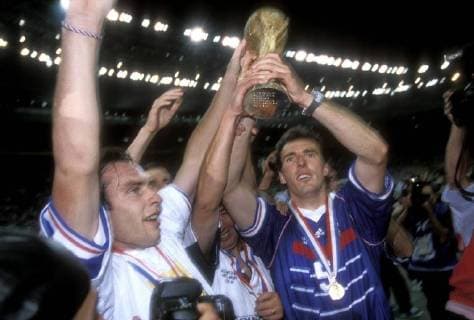 BLANC Laurent Team_Frankreich Weltmeister mit WM_Pokal FIFA Fussball Weltmeisterschaften 1998 in Frankreich FINALE Frankreich_Brasilien Finalspiel Frankreich_Brasilien in Paris Stade de France Fussball Weltmeister Jubel 
