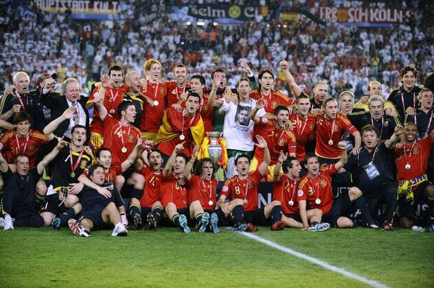 EUROPAMEISTER Team Spanien bei der Siegeehrung mit dem Europameisterschafts Pokal 2008 UEFA Fussball Europameisterschaften 2008 in der Schweiz und Oesterreich. Finale in Wien im Ernst Happel Stadion Deutschland-Spanien 0:1 