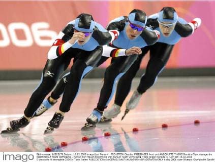PECHSTEIN Claudia, FRIESINGER Anni und ANSCHUETZ THOMS Daniela Olympiasieger im Eisschnellauf Team Verfolgung - Pursuit der Frauen Eisschnellaufen Pursuit Team Verfolgung Finale gegen Kanada in Turin am 16.02.2006 Olympische Winterspiele 2006 in Turin Italien 