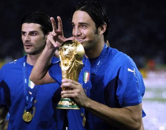 TONI Luca Team_Italien mit Weltpokal SIEGEEHRUNG_TEAM_ITALIEN_WELTMEISTER FIFA_Fussball Weltmeisterschaften 2006 in Deutschland Fussball Finale Italien-Frankreich im Berliner Olympiastadion 