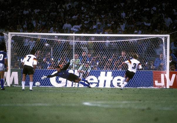 BREHME Andreas erzielt das 1 : 0 durch einen Strafstoss FIFA Fussball Weltmeisterschaften 1990 in Italien Finale Deutschland-Argentinien 1 : 0 am 08.07.1990 im Stadio Olimpico Rom 