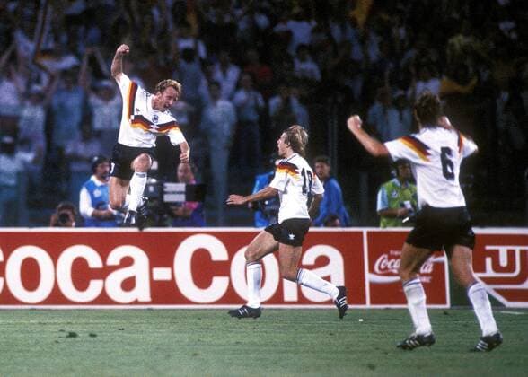 BREHME Andreas erzielt das 1 : 0 durch einen Strafstoss Jubel mit KLINSMANN Juergen FIFA Fussball Weltmeisterschaften 1990 in Italien Finale Deutschland-Argentinien 1 : 0 am 08.07.1990 im Stadio Olimpico Rom 