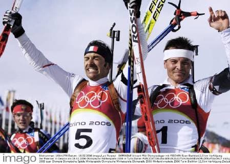 DEFRASNE Vincent FRA Olympiasieger mit FISCHER Sven Biathlon12,5 km Verfolgung der Maenner in Cesana am 18.02.2006 Olympische Winterspiele 2006 in Turin Italien 