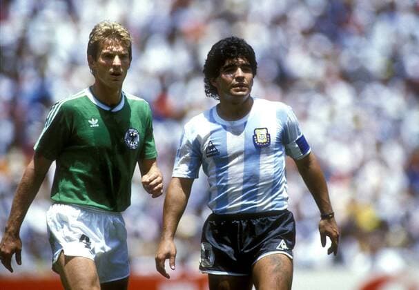 MARADONA Diego Armando FINALSPIEL Team_ARG FOERSTER Karl_Heinz FIFA Fussball Weltmeisterschaften 1986 in Mexiko Finalspiel im Azteka Stadion FINALE Deutschland_Argentinien 2_3 in Mexiko_City Fussball 