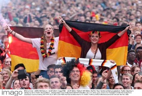 13.07.2014, Fußball-WM 2014, Kia Fan Fest Hamburg Heiligengeistfeld. Public-Viewing in Hamburg beim Finale Deutschland . Deutschland Fans 
