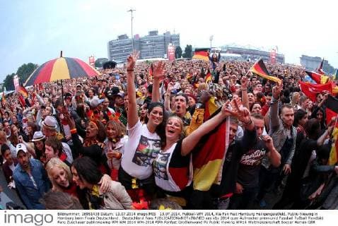 13.07.2014, Fußball-WM 2014, Kia Fan Fest Hamburg Heiligengeistfeld. Public-Viewing in Hamburg beim Finale Deutschland . Deutschland Fans 