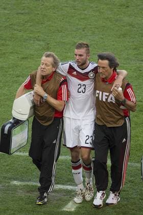 Christoph KRAMER wird von Dr. Hans Wilhelm Müller Wohlfahrt und Physiotherapeut Klaus Eder vom Platz geführt xOMARxMARTINEZx 