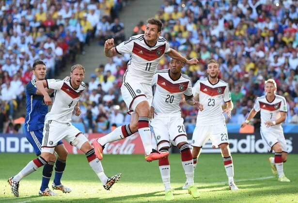 RIO DE JANEIRO, July 13, 2014 (Xinhua) -- Germany s Miroslav Klose (up) strives for a header during the final match between Germany and Argentina of 2014 FIFA World Cup at the Estadio do Maracana Stadium in Rio de Janeiro, Brazil, on July 13, 2014. (Xinhua Liu Dawei)(pcy) (SP)BRAZIL-RIO DE JANEIRO-WORLD CUP 2014-FINAL-GERMANY VS ARGENTINA 