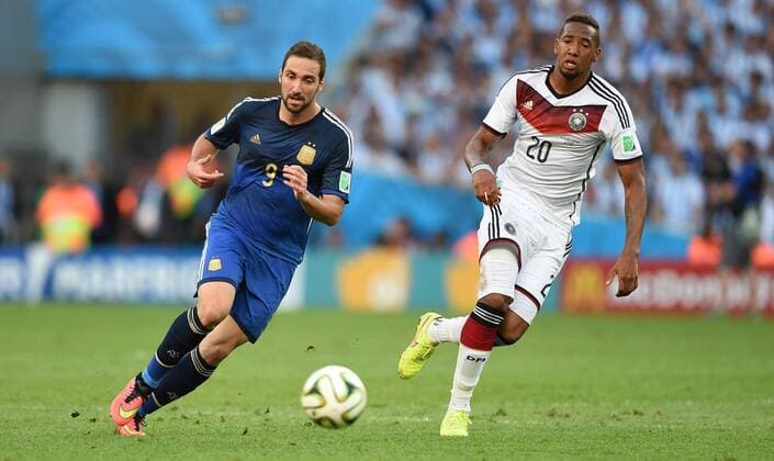 FUSSBALL WM 2014 FINALE Deutschland - Argentinien 13.07.2014 Gonzalo Higuain (li, Argentinien) gegen Jerome Boateng (re, Deutschland)
