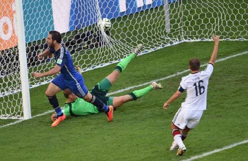 RIO DE JANEIRO, July 13, 2014 (Xinhua) -- Argentina s Gonzalo Higuain (L) celebrates after scoring a goal which is later nullified for his offside foul during the final match between Germany and Argentina of 2014 FIFA World Cup at the Estadio do Maracana Stadium in Rio de Janeiro, Brazil, on July 13, 2014. 