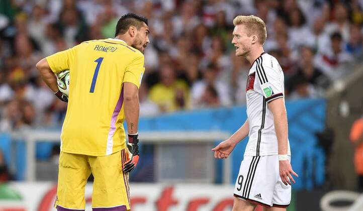 FUSSBALL WM 2014 FINALE Deutschland - Argentinien 13.07.2014 Andre Schuerrle (li, Deutschland) und Torwart Sergio Romero (re, Argentinien) sind nicht einer Meinung