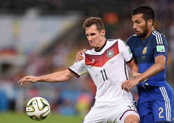 FUSSBALL WM 2014 FINALE Deutschland - Argentinien 13.07.2014 Miroslav Klose (li, Deutschland) gegen Ezequiel Garay (re, Argentinien)