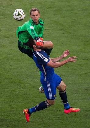 COPA2014 RIO DE JANEIRO, RJ - 13 07 2014: X GERMANY ARGENTINA - Gonzalo Higuain of Argentina plays ball with goalkeeper Manuel Neuer during the match between Germany v Argentina, valid for the final of the World Cup, held at Maracana Stadium. ( x(725)xMarceloxMachadoxdexMelox x  (25552)