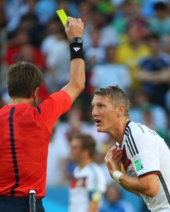ITAR-TASS: RIO-DE-JANEIRO, BRAZIL. JULY 13, 2014. Germany s Bastian Schweinsteiger receives a yellow card from the referee in the 2014 FIFA World Cup final against Argentina at Maracana Stadium.  premiumd Aufmacher RE14A1DE