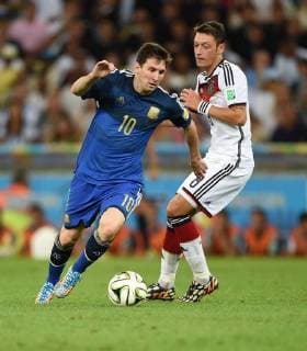FUSSBALL WM 2014 FINALE Deutschland - Argentinien 13.07.2014 Lionel Messi (li, Argentinien) gegen Mesut Oezil (re, Deutschland)
