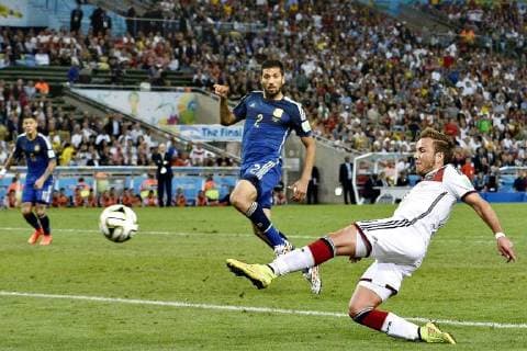 Mario Götze erzielt das 1-0 - Argentiniens Ezequiel Garay kommt zu spät - DEUTSCHLAND - ARGENTINIEN FIFA Fussball WM FINALE Weltmeisterschaft am 13.07.2014 im Maracana Stadion von Rio de Janeiro. 