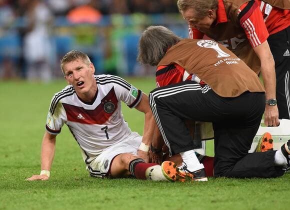FUSSBALL WM 2014 FINALE Deutschland - Argentinien 13.07.2014 Bastian Schweinsteiger (Deutschland) wird von Hans-Wilhlem Mueller-Wohlfahrt behandelt