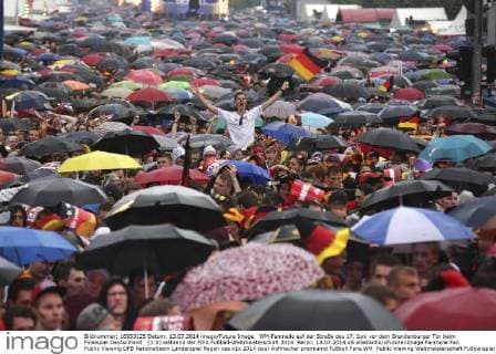 WM-Fanmeile auf der Straße des 17. Juni vor dem Brandenburger Tor beim Finalspiel Deutschland (1:0) während der FIFA Fußball-Weltmeisterschaft 2014. Berlin, 13.07.2014 xS.xGabschx xFuturexImage