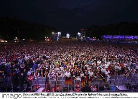 WM-Fanmeile auf der Straße des 17. Juni vor dem Brandenburger Tor beim Finalspiel Deutschland (1:0) während der FIFA Fußball-Weltmeisterschaft 2014. Berlin, 13.07.2014 xS.xGabschx xFuturexImage