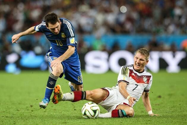 Bastian SCHWEINSTEIGER, Lionel Messi - FIFA WM 2014 - Finale Deutschland vs. Argentinien - Maracana Stadion, Rio de Janeiro - ( x(3)x  (25552) Alemanha x Argentina