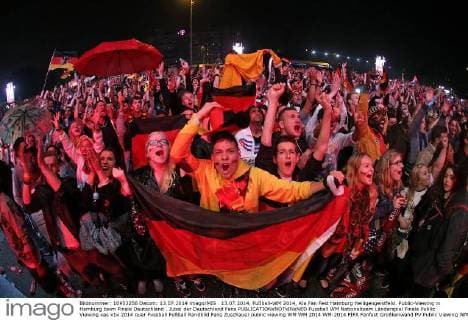 13.07.2014, Fußball-WM 2014, Kia Fan Fest Hamburg Heiligengeistfeld. Public-Viewing in Hamburg beim Finale Deutschland . Jubel der Deutschland Fans 