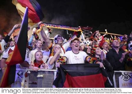 WM-Fanmeile auf der Straße des 17. Juni vor dem Brandenburger Tor beim Finalspiel Deutschland (1:0) während der FIFA Fußball-Weltmeisterschaft 2014. Berlin, 13.07.2014 xS.xGabschx xFuturexImage