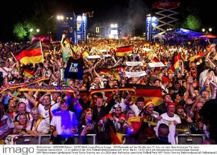 WM-Fanmeile auf der Straße des 17. Juni vor dem Brandenburger Tor beim Finalspiel Deutschland (1:0) während der FIFA Fußball-Weltmeisterschaft 2014. Berlin, 13.07.2014 xM.xGolejewskix xFuturexImage